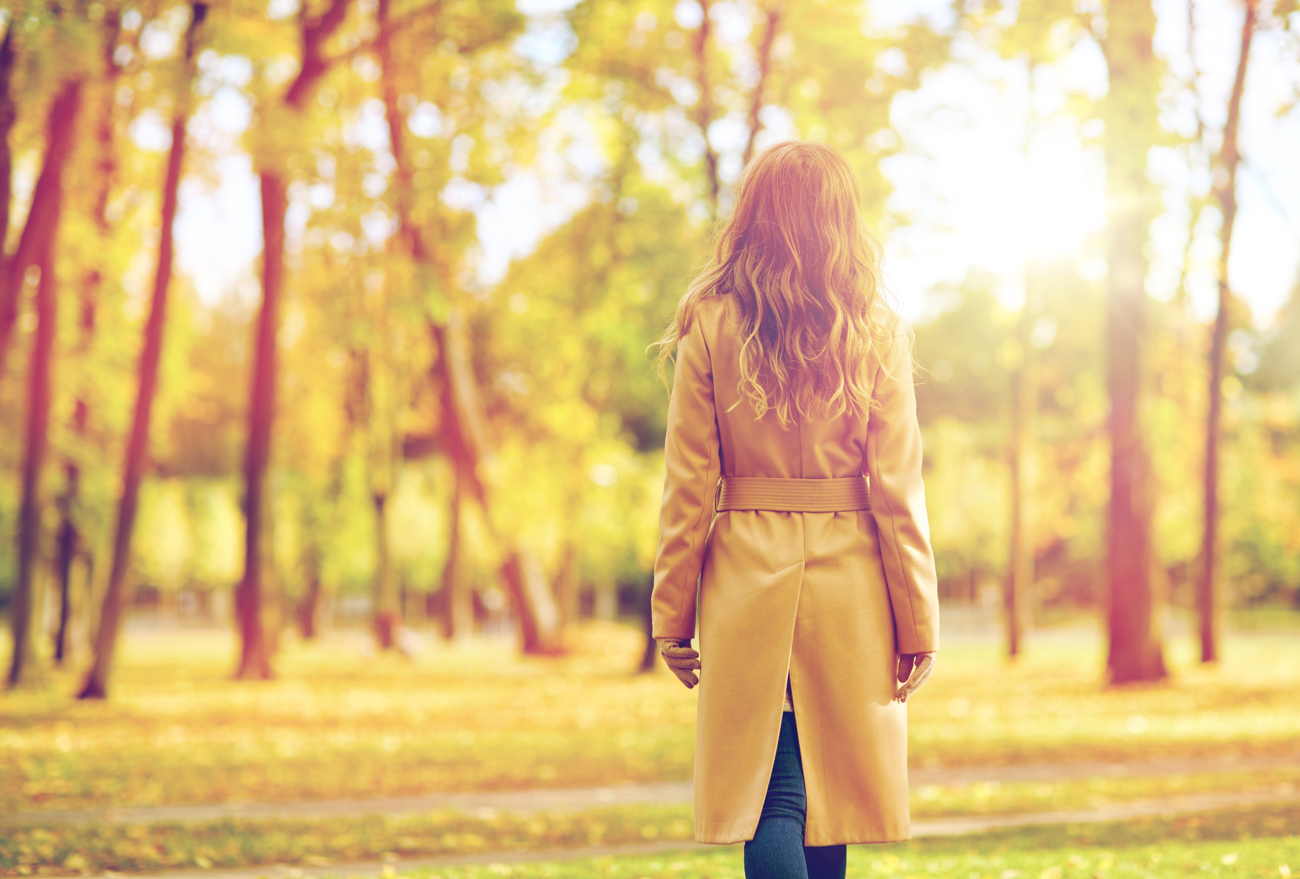 Девушка гуляет в парке в пальто
